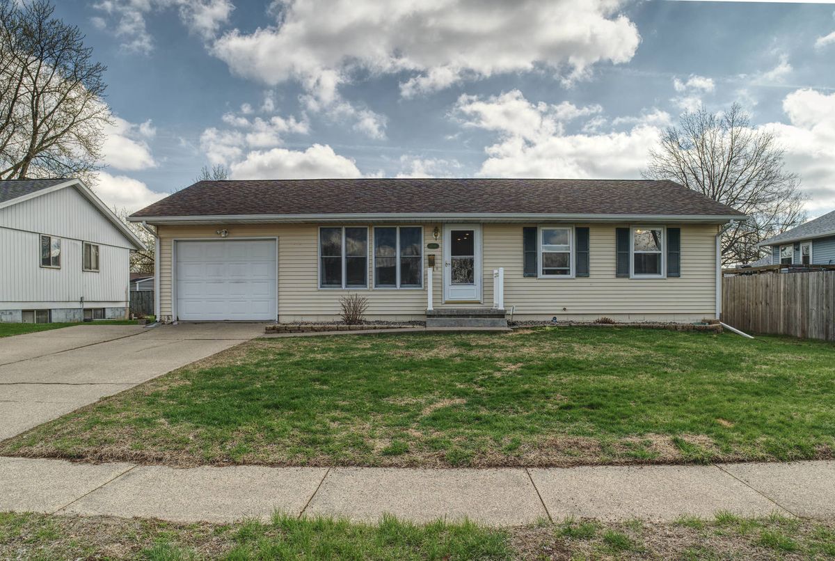 1709 Middle Road, Camanche, IA 52730