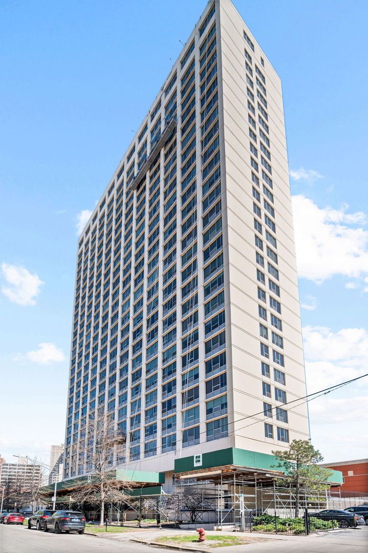 5201 Cornell Avenue — Chicago, IL 60615
