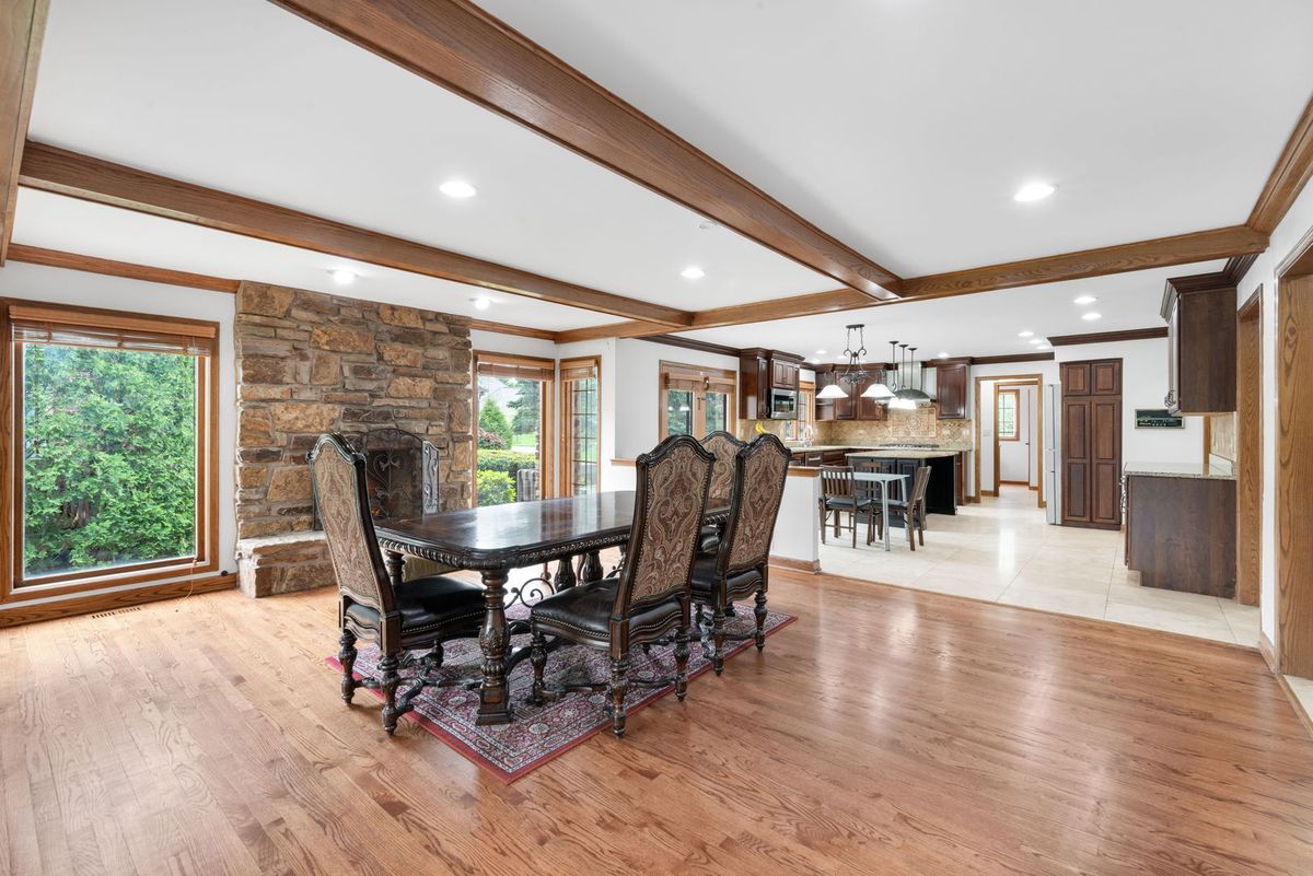 910 Red Fox Lane, Oak Brook, IL 60523