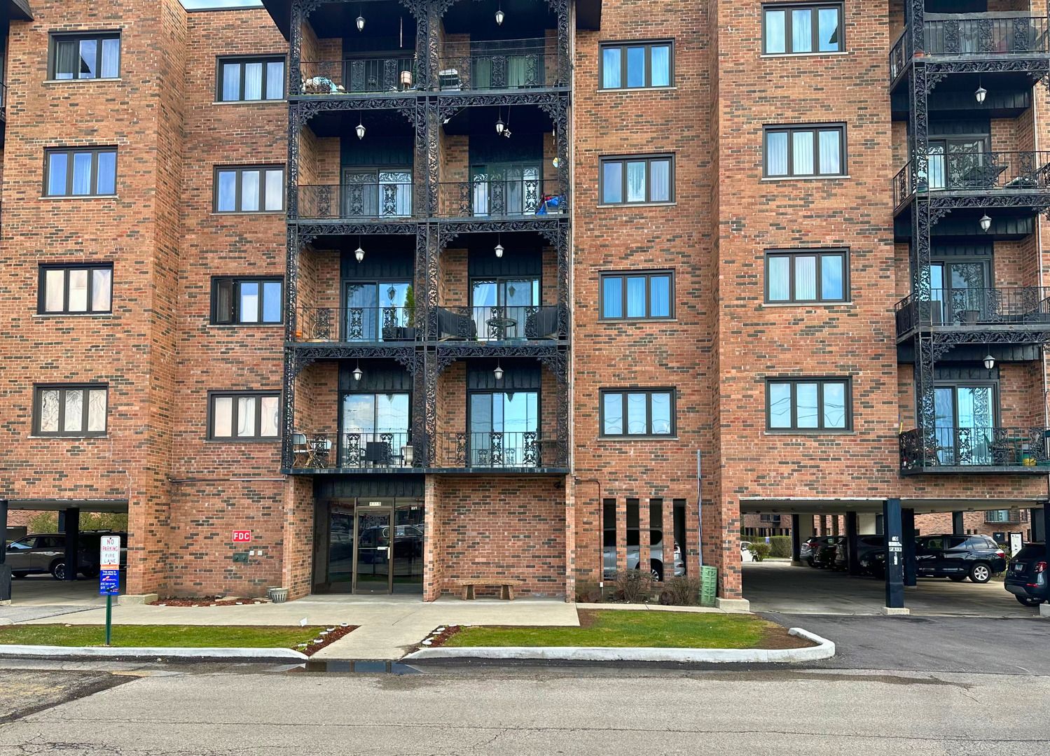 9355 Landings Lane #301 — Des Plaines, IL 60016