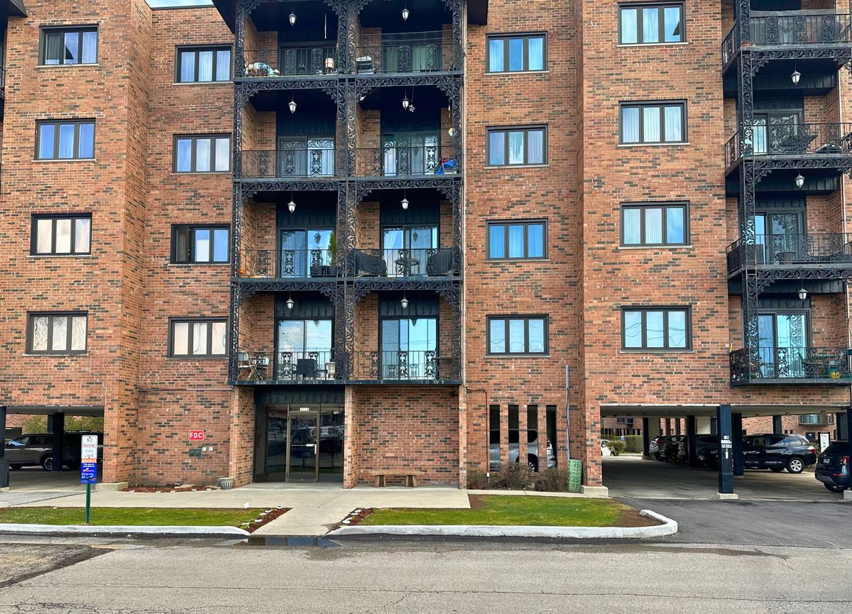 9355 Landings Lane, Des Plaines, IL 60016