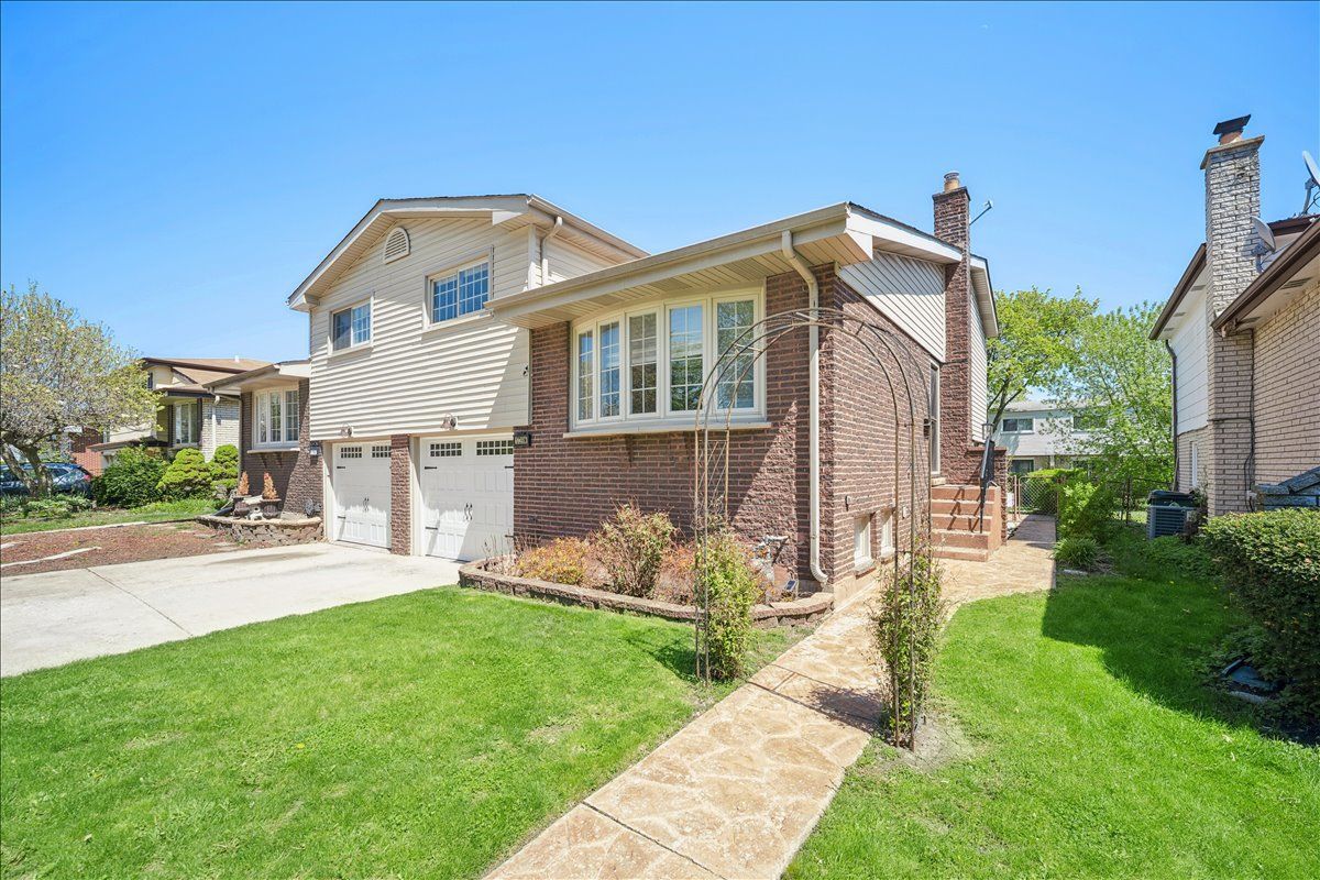 1739 Windsor Drive, Arlington Heights, IL 60004