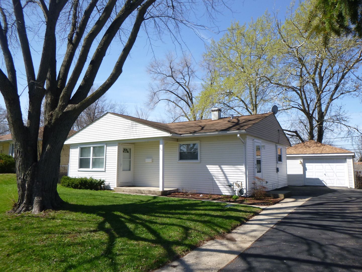 30 Aspen Lane — Carpentersville, IL 60110
