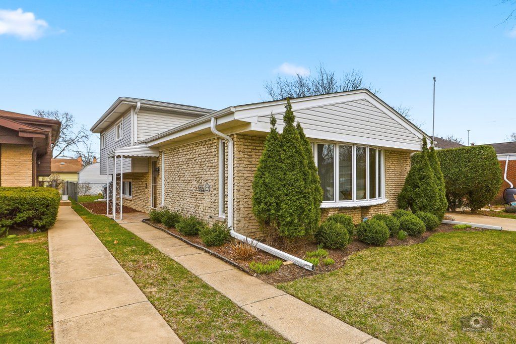 9437 Lockwood Avenue, Skokie, IL 60077