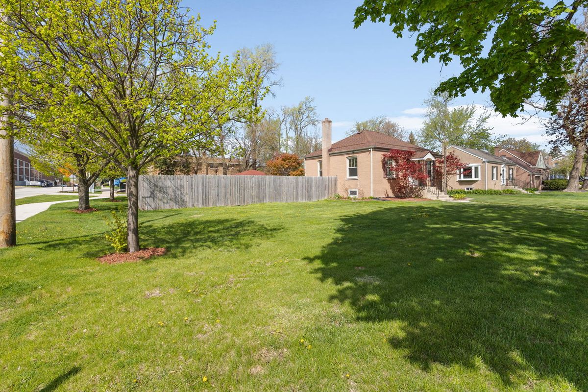 132 Hiawatha Drive, Clarendon Hills, IL 60514