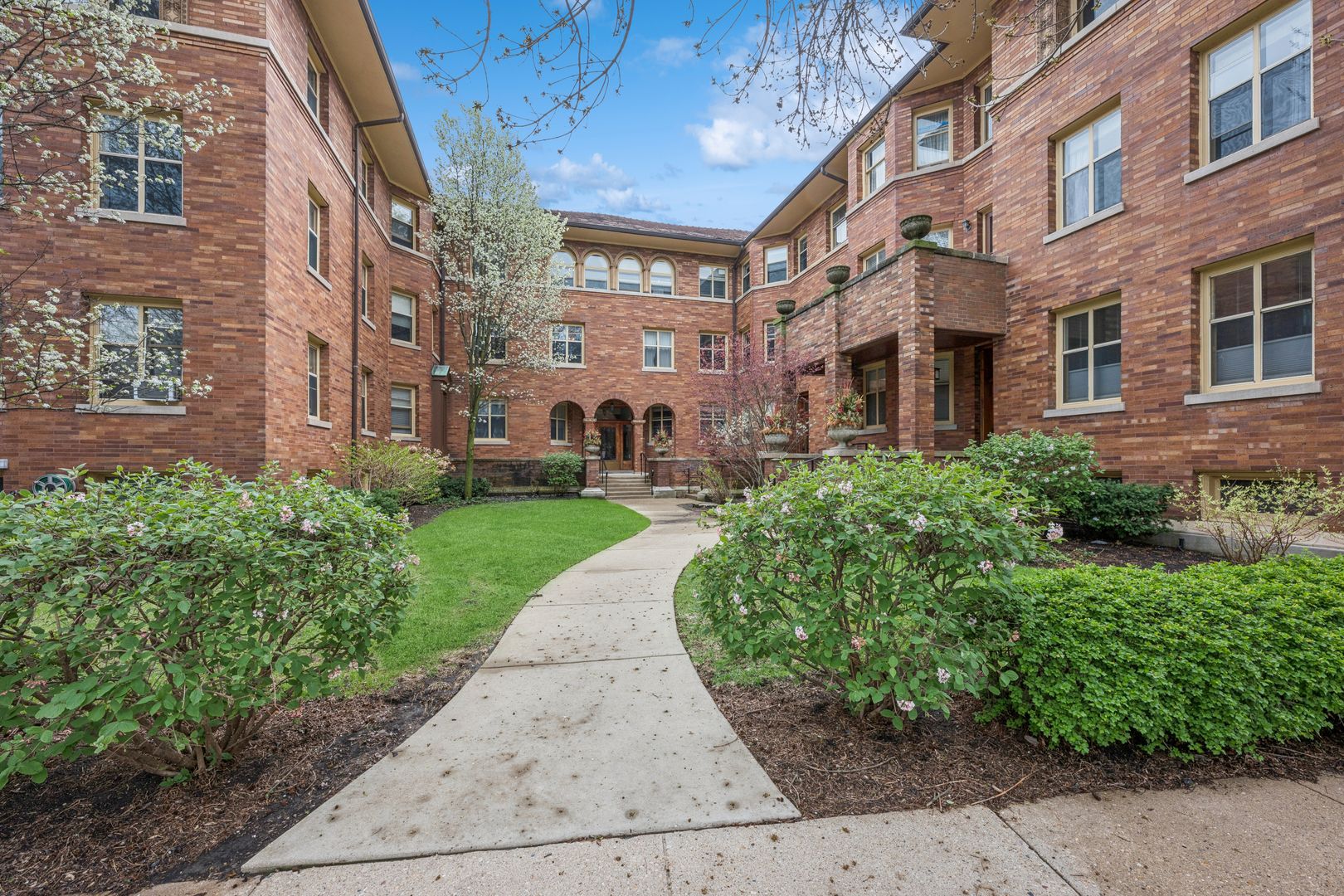 508 Lee Street #2E — Evanston, IL 60202