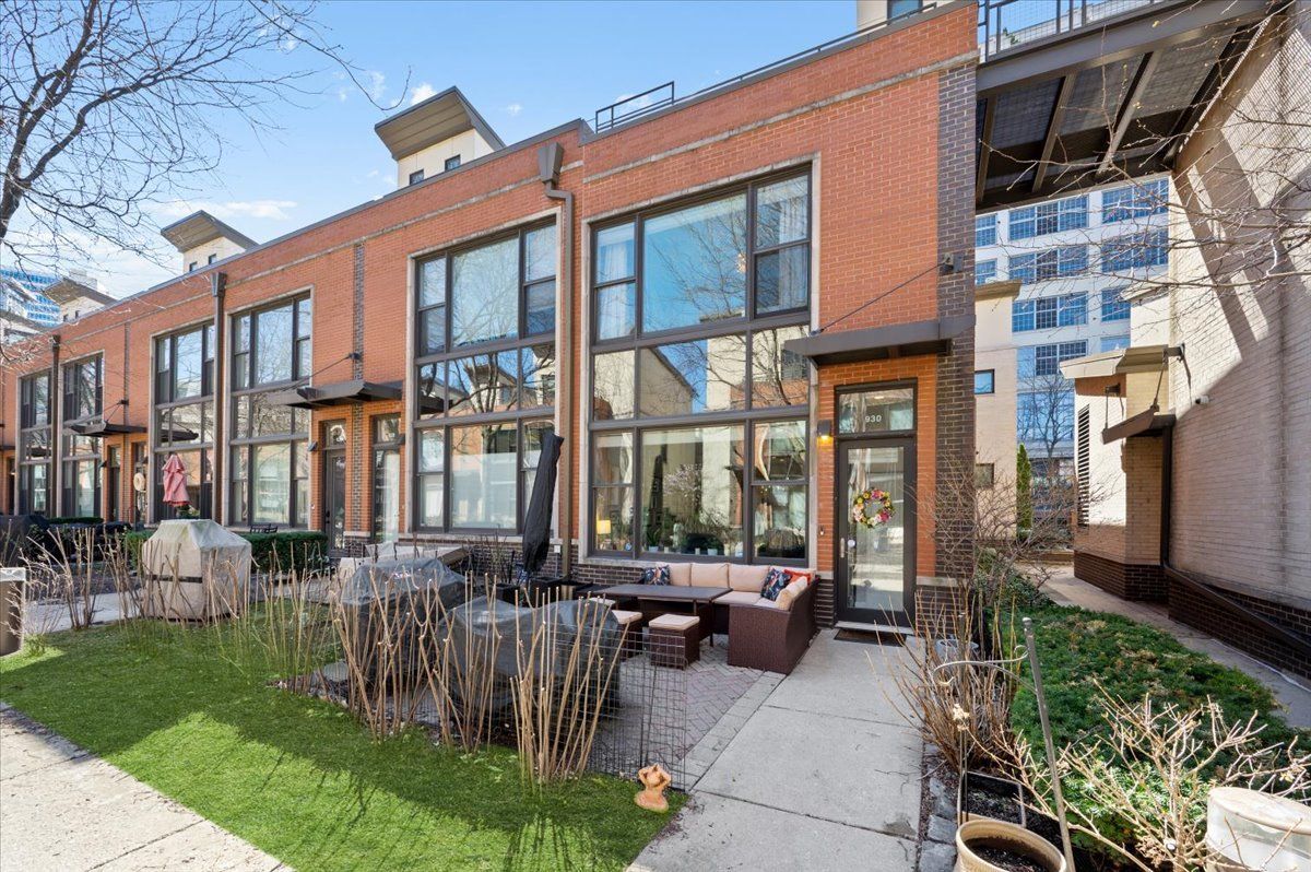 930 Howe Street, Chicago, IL 60610
