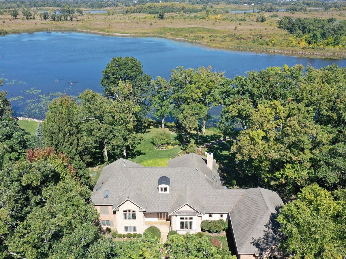 24092 Old Oak Drive, Mundelein, IL 60060