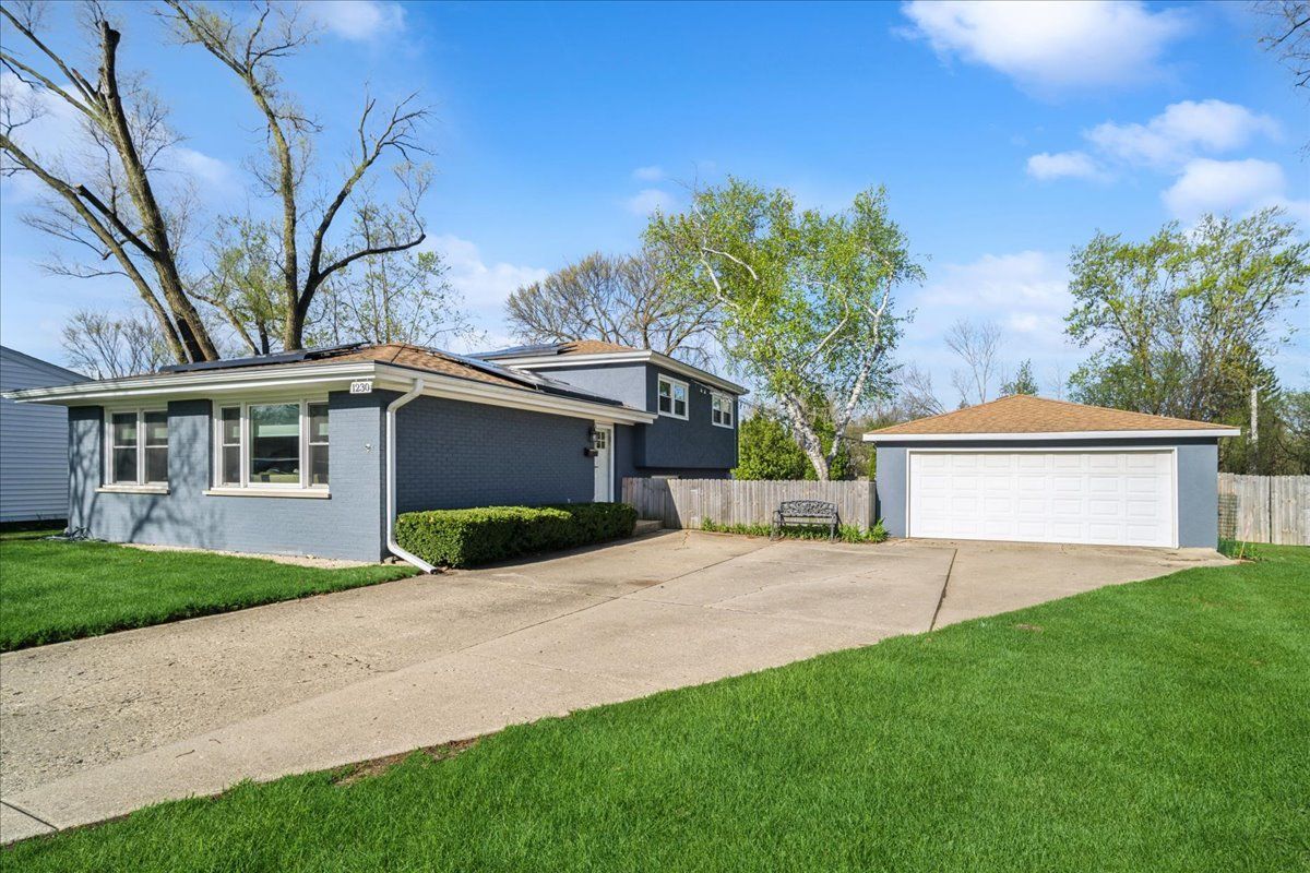 1230 Greenwood Court — Deerfield, IL 60015