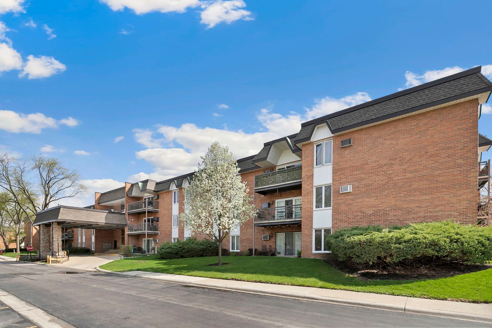 4250 Saratoga Avenue #L214 — Downers Grove, IL 60515