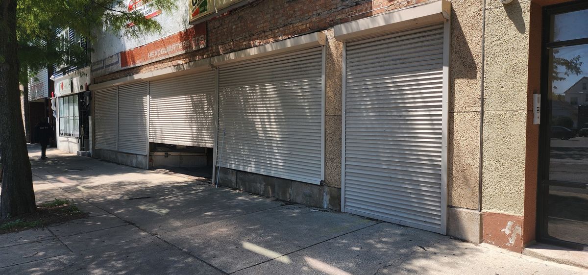 8802 Commercial Avenue, Chicago, IL 60617