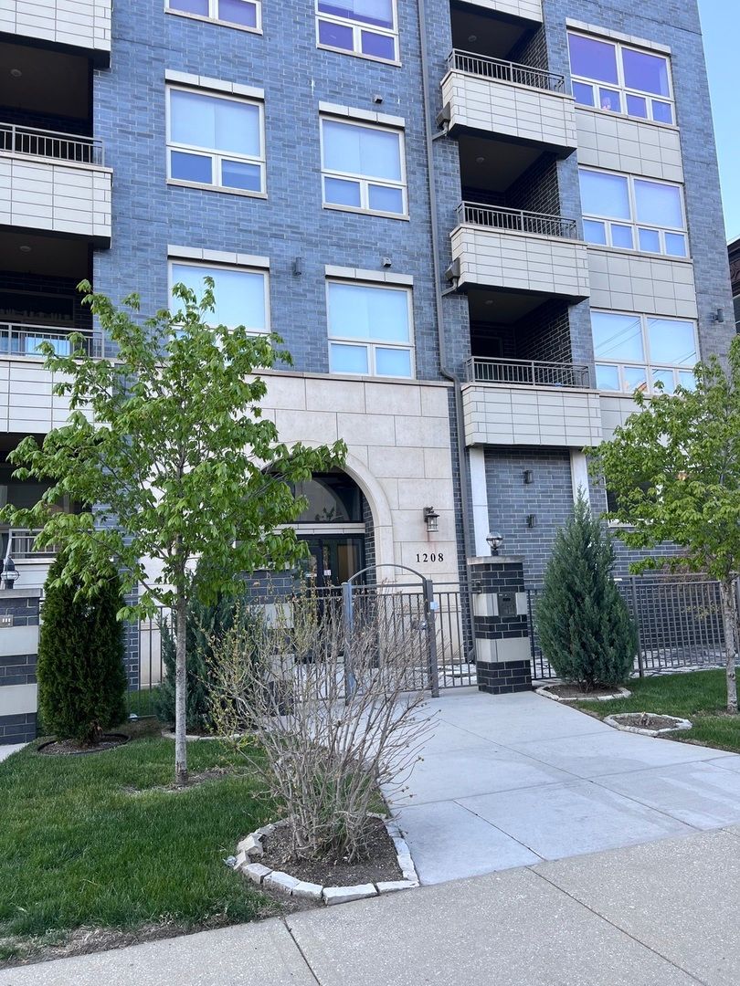 1208 E 64th Street #2B — Chicago, IL 60637