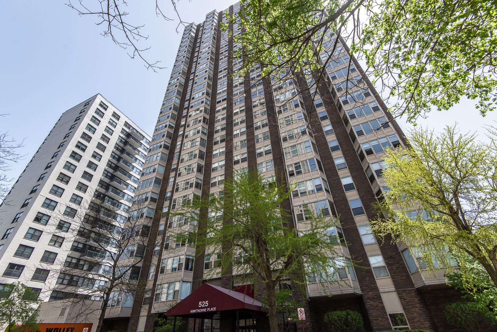 525 W Hawthorne Place #1907 — Chicago, IL 60657