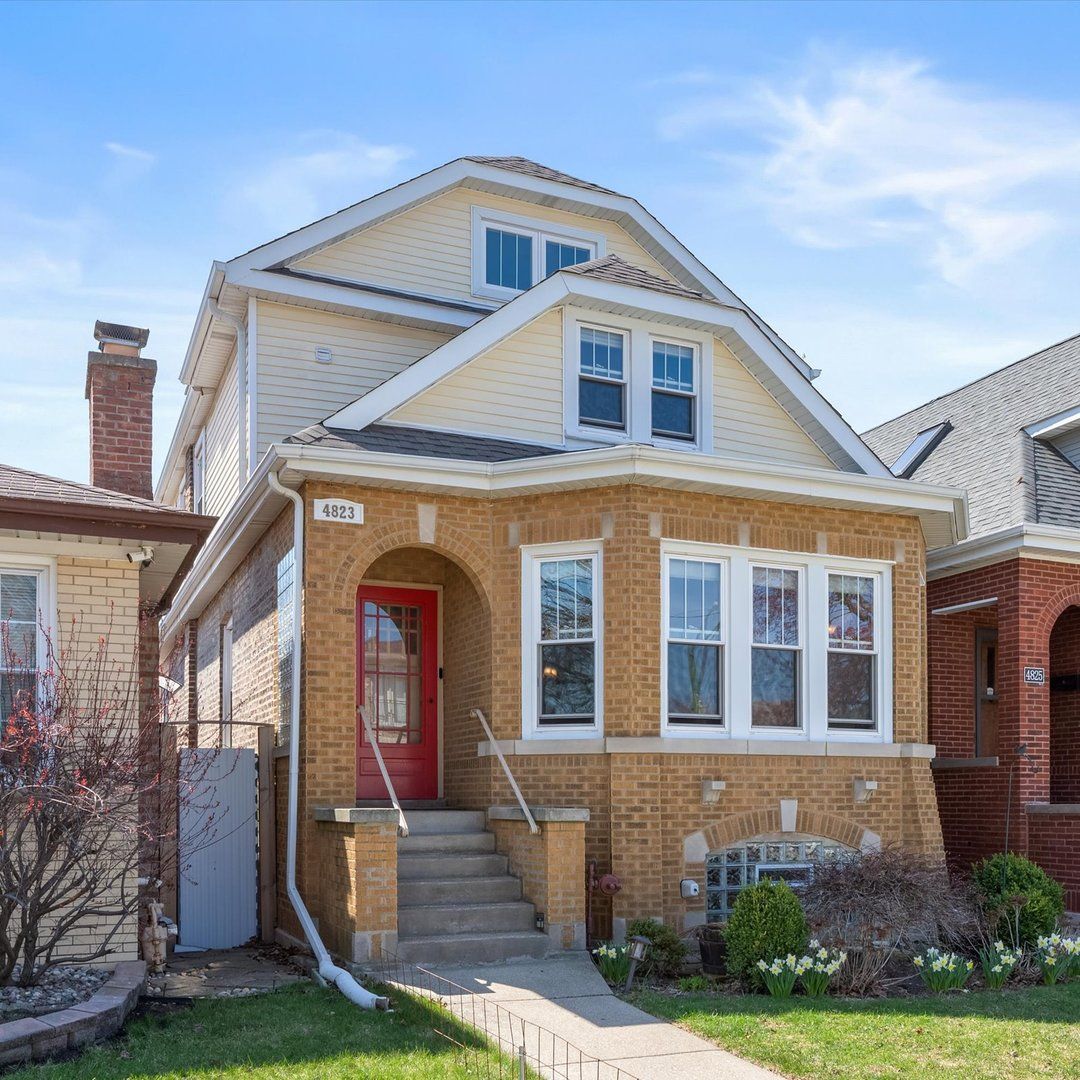 4823 W Argyle Street — Chicago, IL 60630