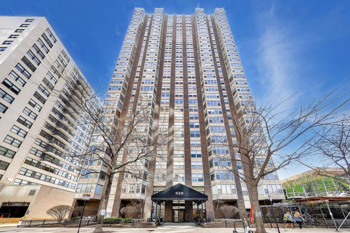 525 Hawthorne Place, Chicago, IL 60657