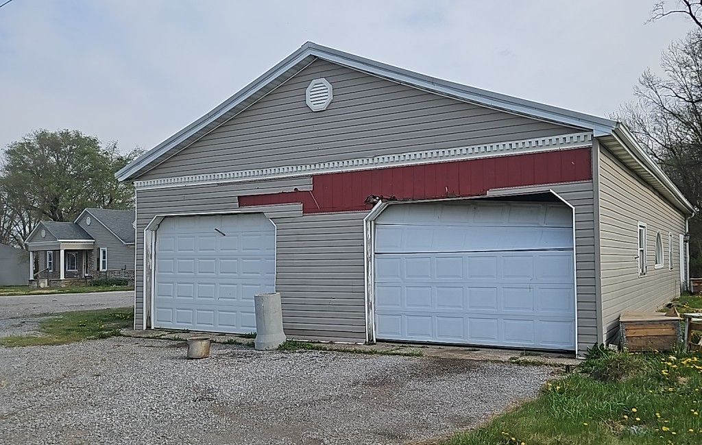 1208 E Randolph Street, Mcleansboro, IL 62859