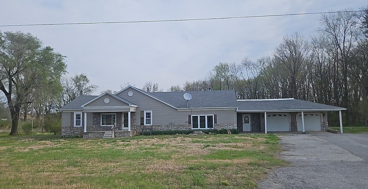 1208 E Randolph Street — Mcleansboro, IL 62859