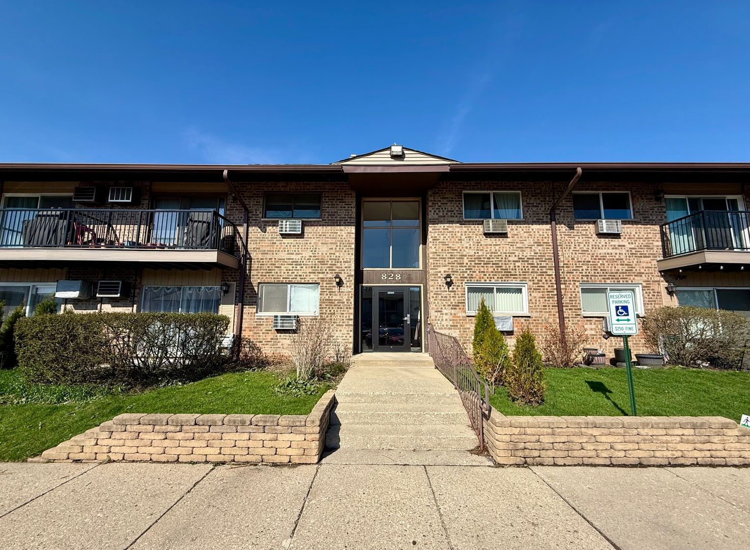 828 E Old Willow Road #216 — Prospect Heights, IL 60070