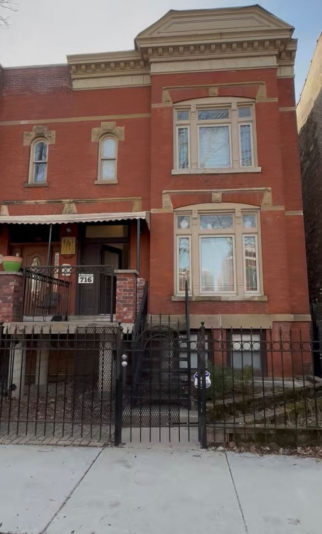 716 Claremont Avenue, Chicago, IL 60612