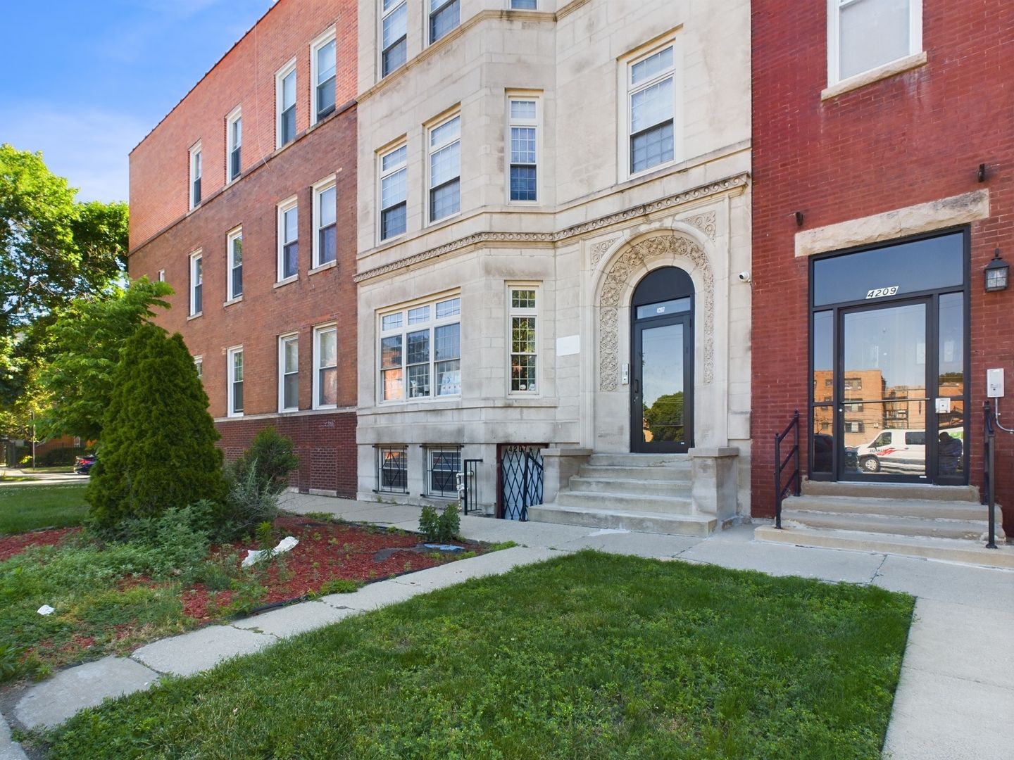 4207 S Indiana Avenue #G — Chicago, IL 60653