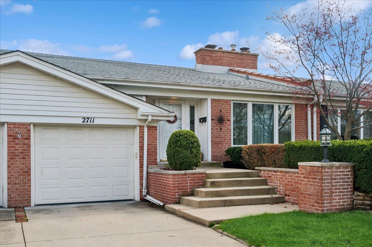 2711 E Bel Aire Drive — Arlington Heights, IL 60004
