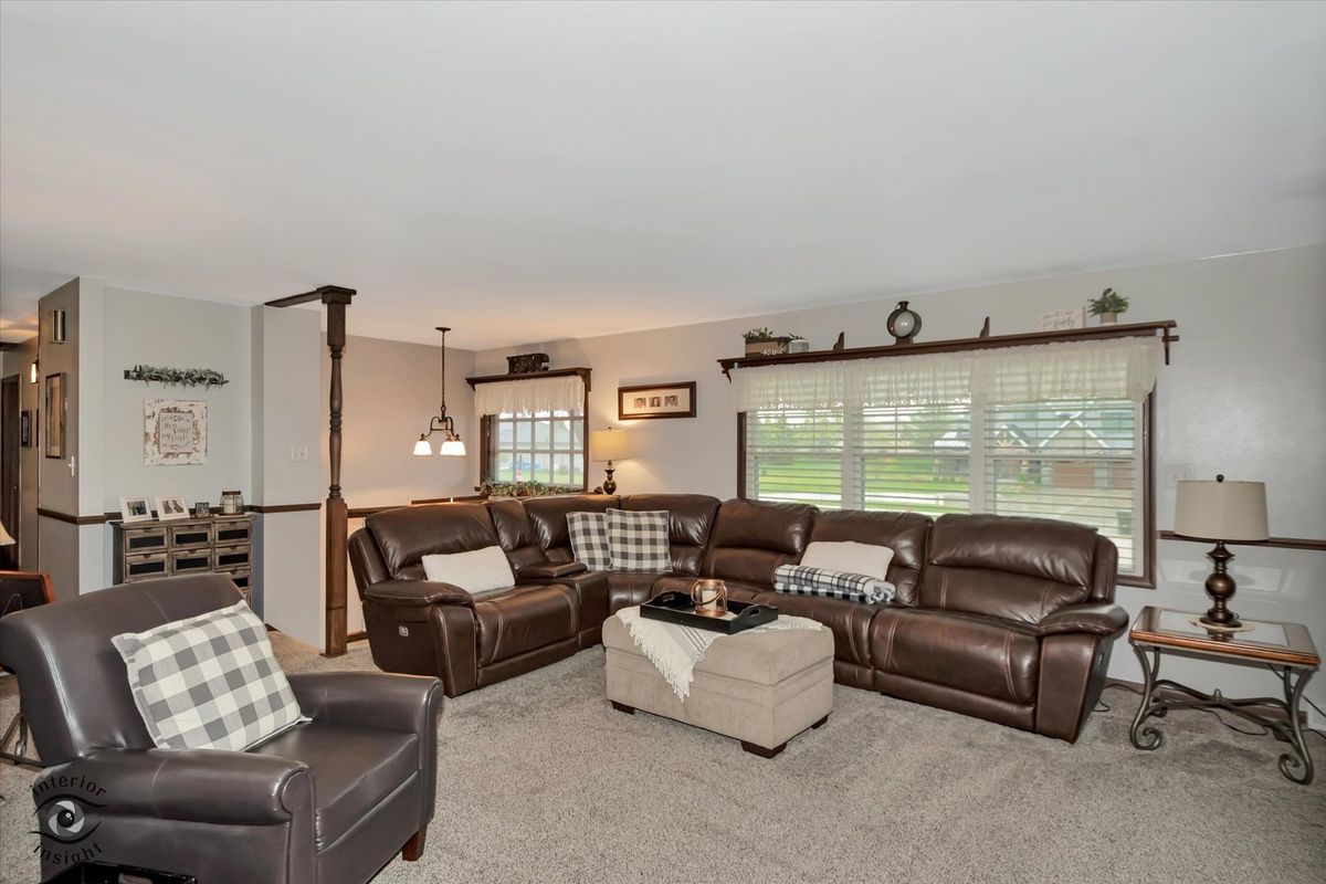 300 S Rathje Road, Peotone, IL 60468