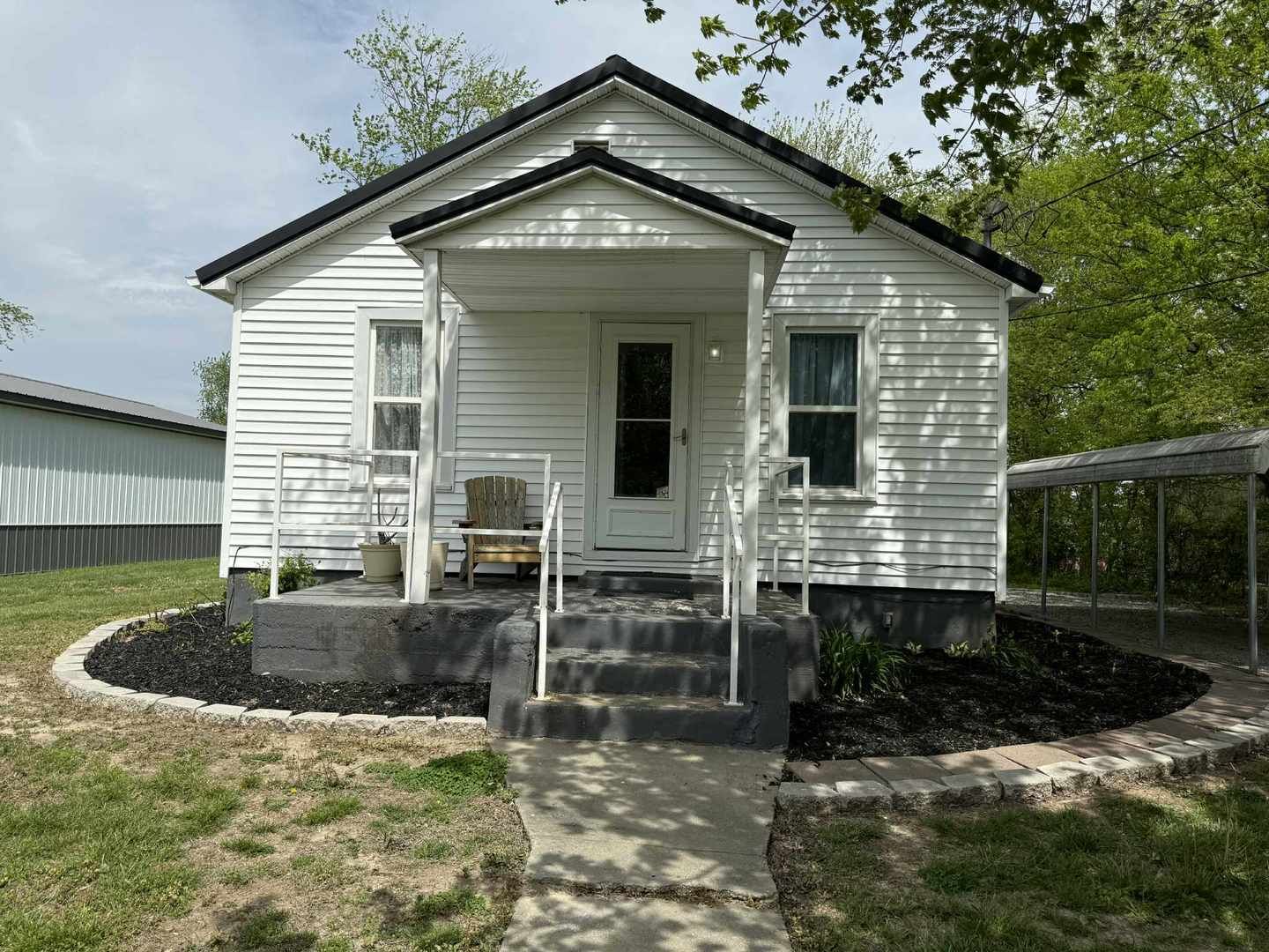 1304 W Benton Street — Mcleansboro, IL 62859
