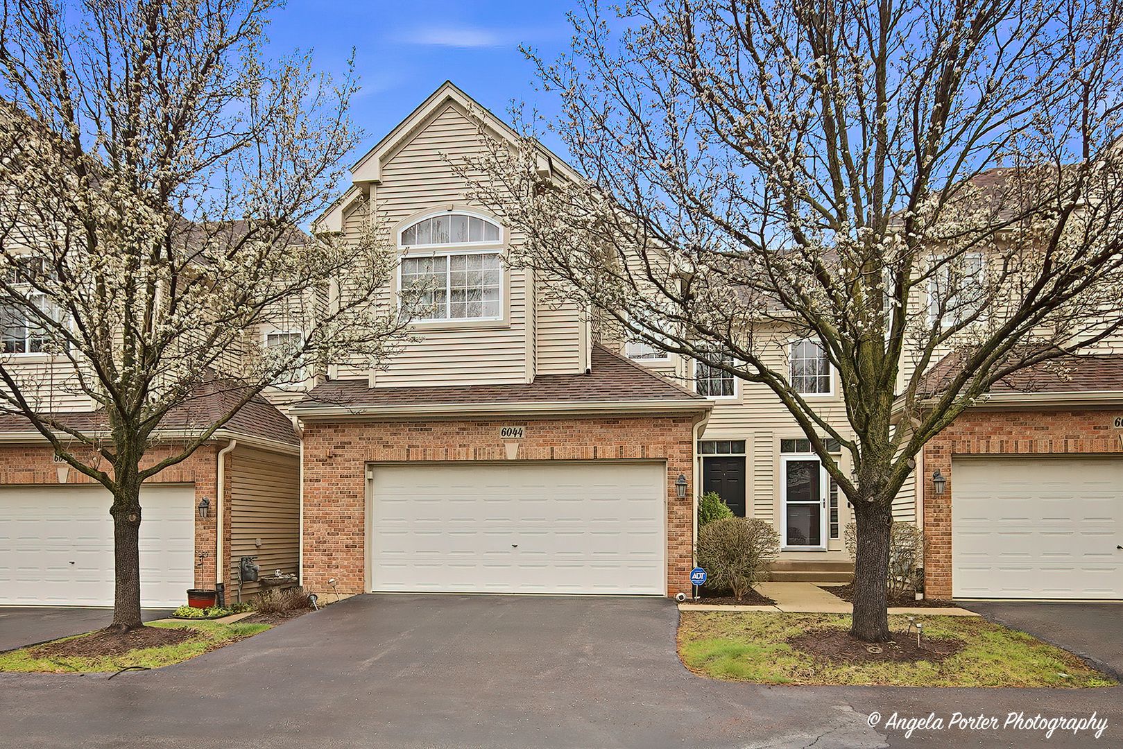 6044 Canterbury Lane #9-3 — Hoffman Estates, IL 60192