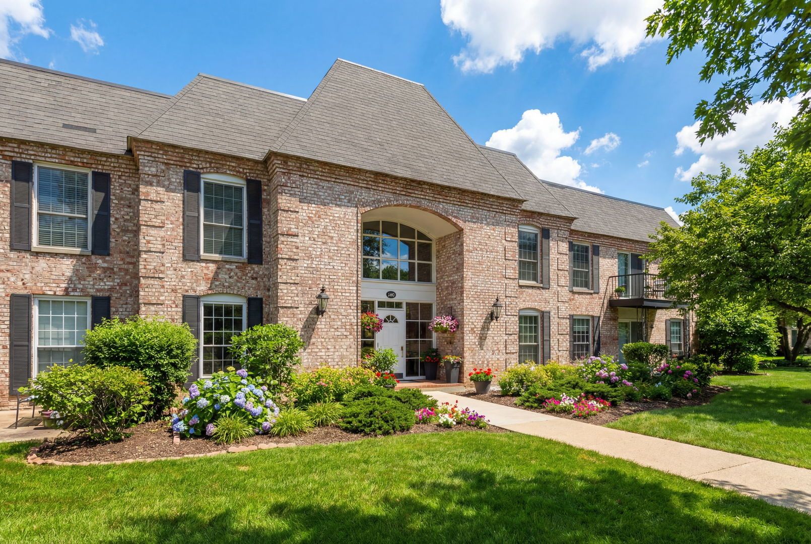 140 Carriage Way Drive #C218 — Burr Ridge, IL 60527