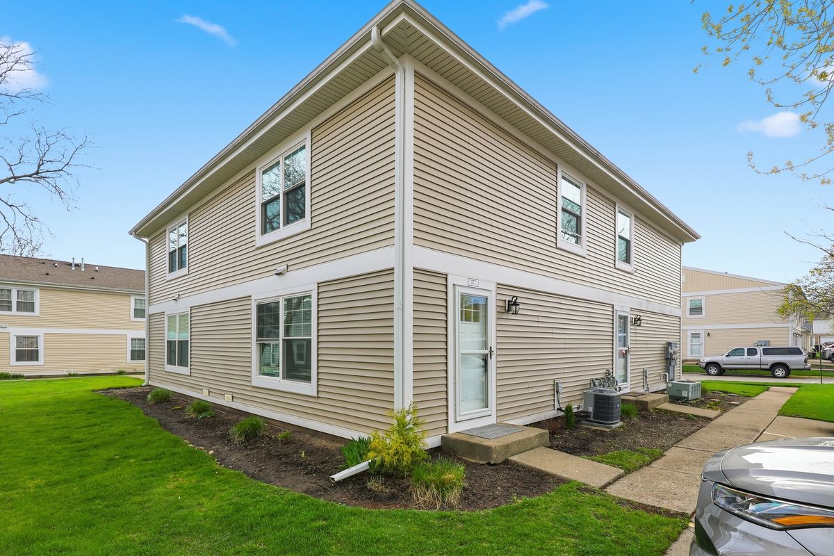 377 Farmingdale Circle, Vernon Hills, IL 60061