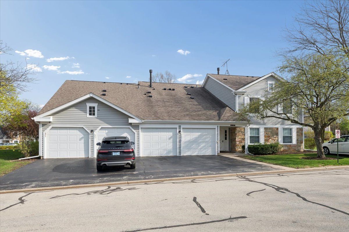225 Thornapple Court #225 — Buffalo Grove, IL 60089