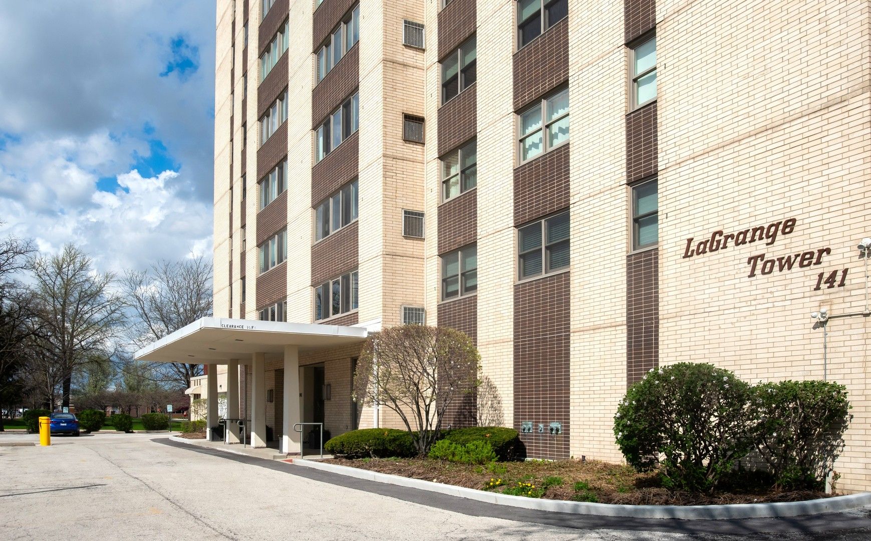 141 N La Grange Road #306 — La Grange, IL 60525