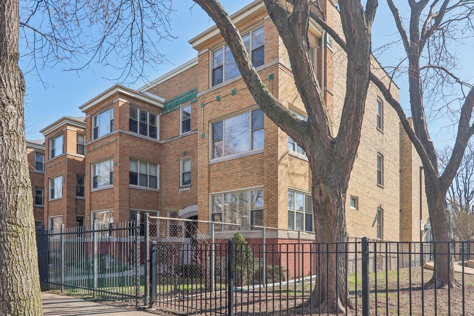 4445 N Magnolia Avenue #3 — Chicago, IL 60640