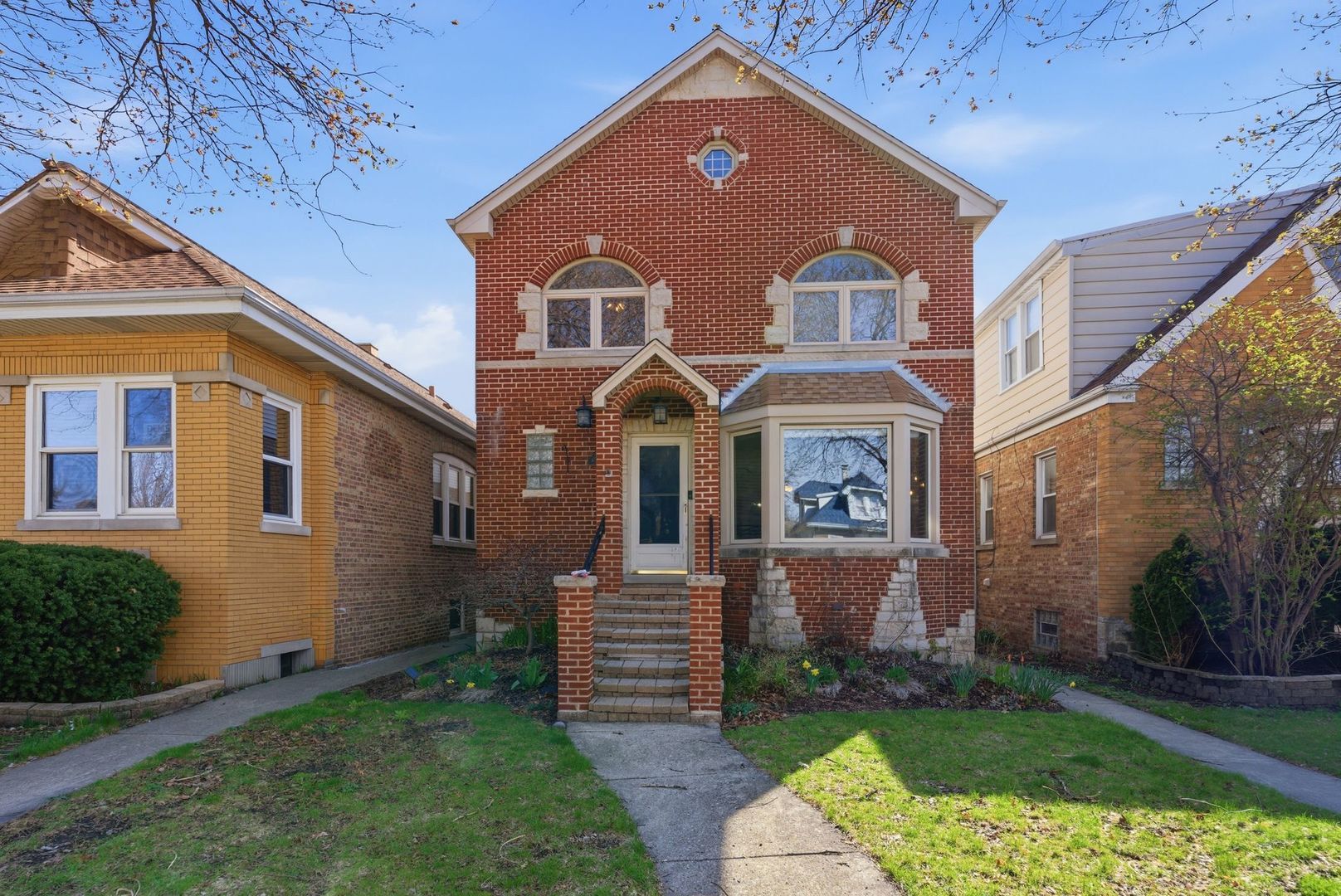 5325 N Meade Avenue — Chicago, IL 60630