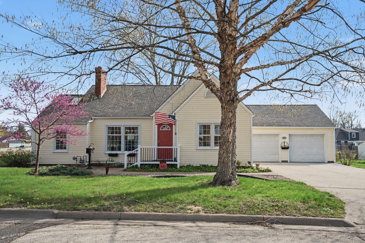 720 4th Avenue, Camanche, IA 52730