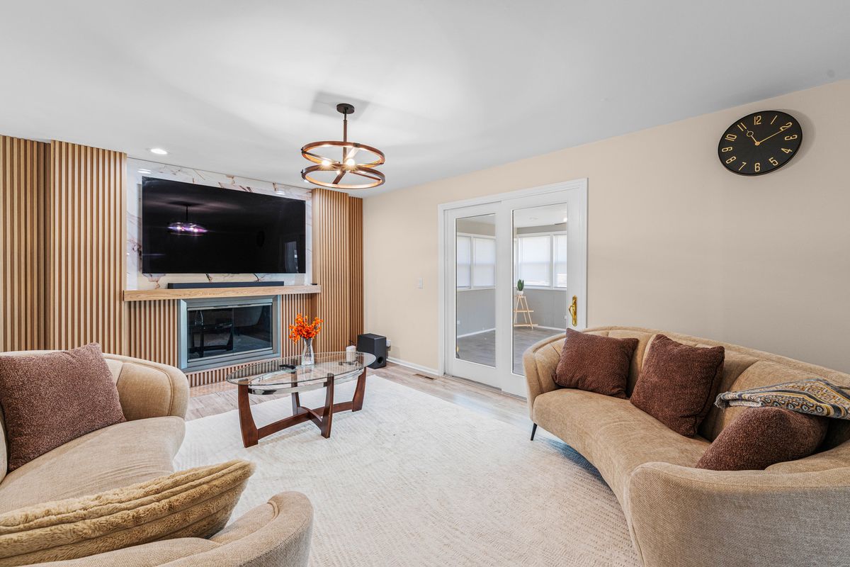 9733 S Cambridge Court, Palos Hills, IL 60465