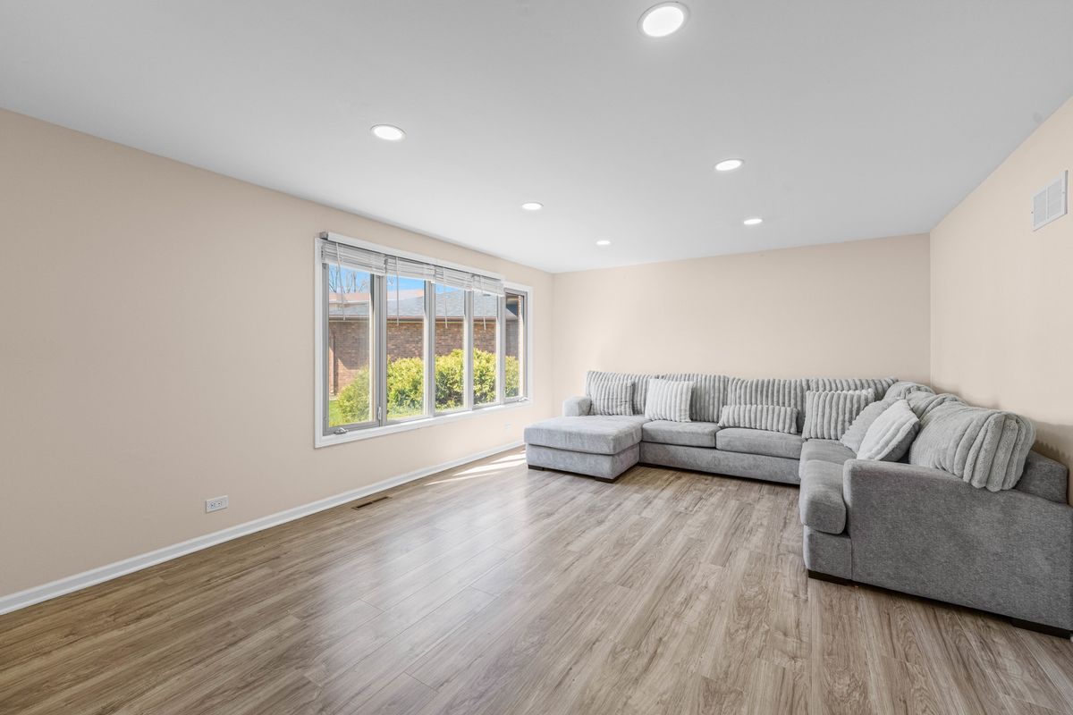 9733 S Cambridge Court, Palos Hills, IL 60465