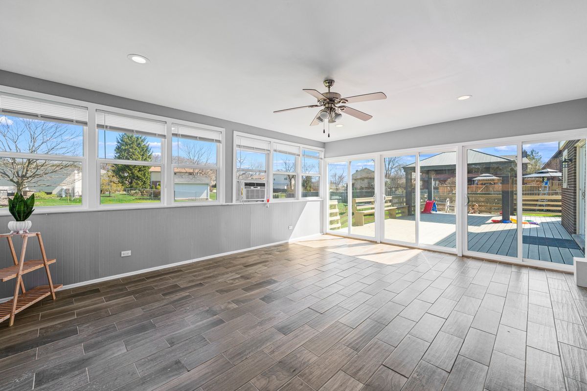 9733 S Cambridge Court, Palos Hills, IL 60465