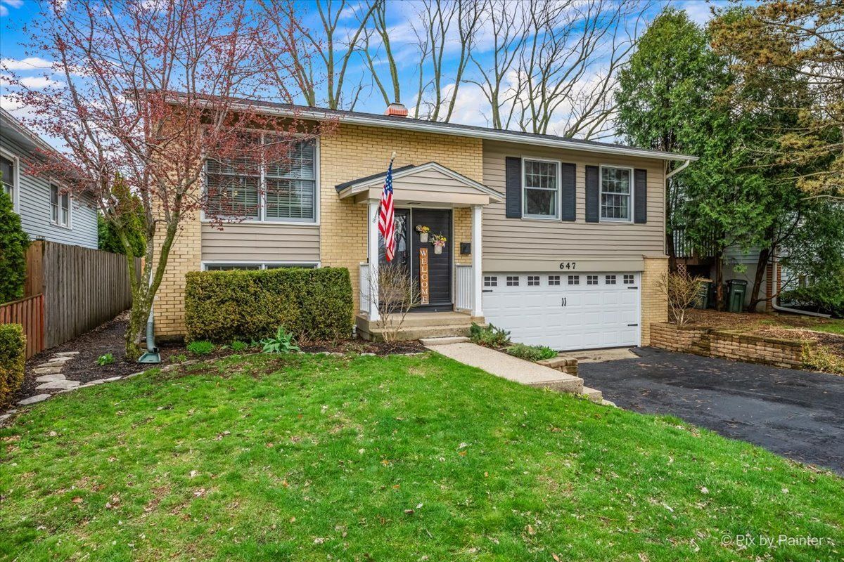 647 Ridgemoor Avenue, Mundelein, IL 60060