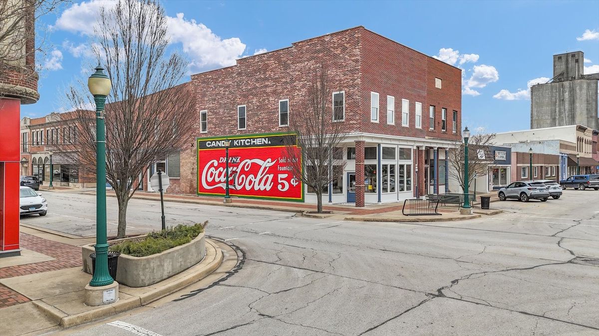 101 W Sale Street, Tuscola, IL 61953