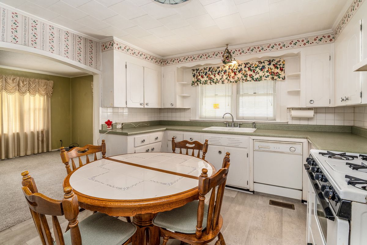 395 Cedar Creek Road, Makanda, IL 62958