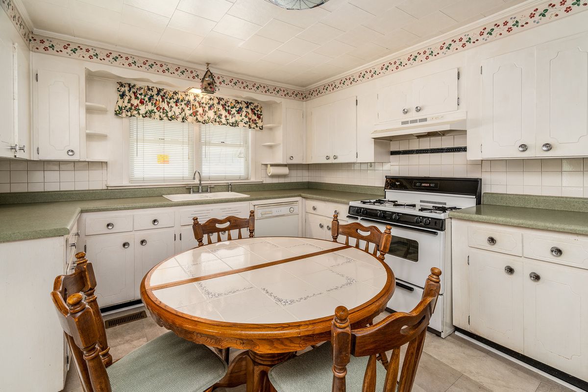 395 Cedar Creek Road, Makanda, IL 62958