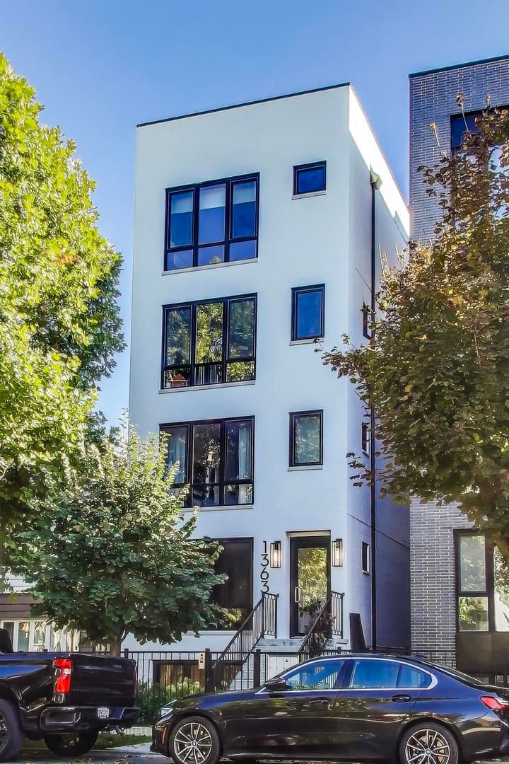 1363 W Hubbard Street #1 — Chicago, IL 60642