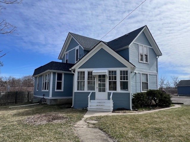 317 Lake Avenue, Woodstock, IL 60098