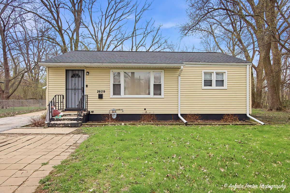 2609 Pine Street, Waukegan, IL 60087