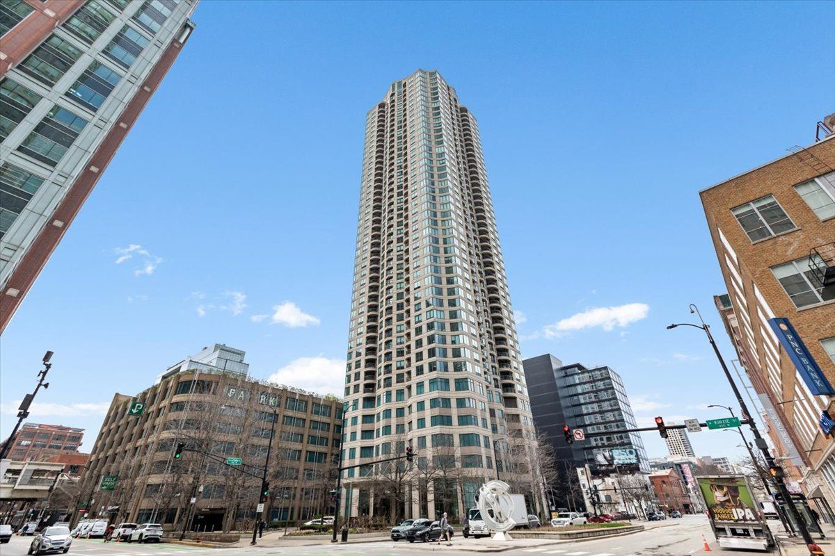 400 N La Salle Drive #2808 — Chicago, IL 60654