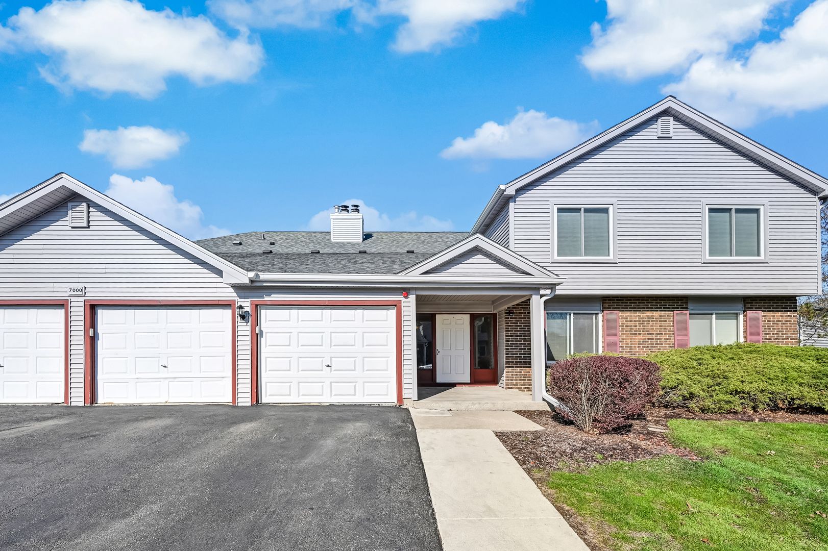 7000 Barrington Court #204 — Woodridge, IL 60517