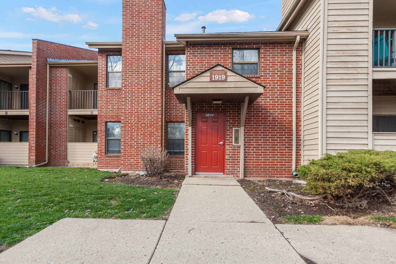1919 N Hicks Road #209 — Palatine, IL 60074