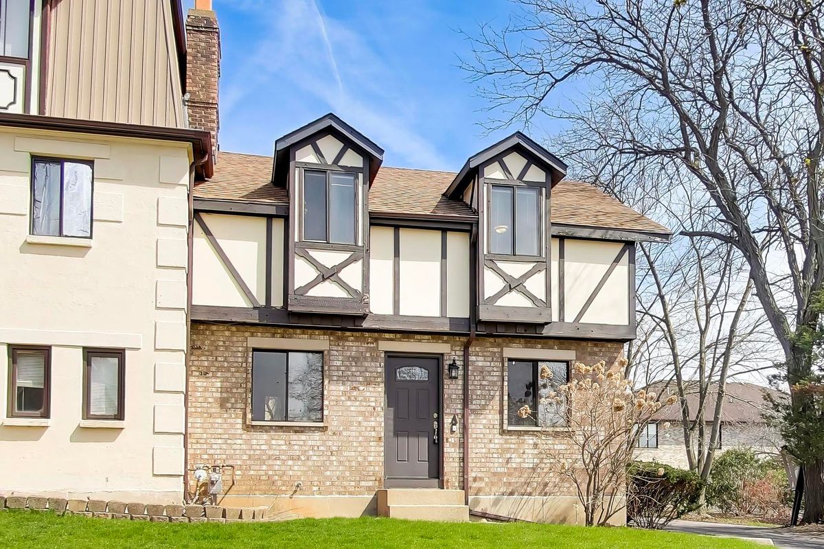 828 Village Quarter Road, West Dundee, IL 60118