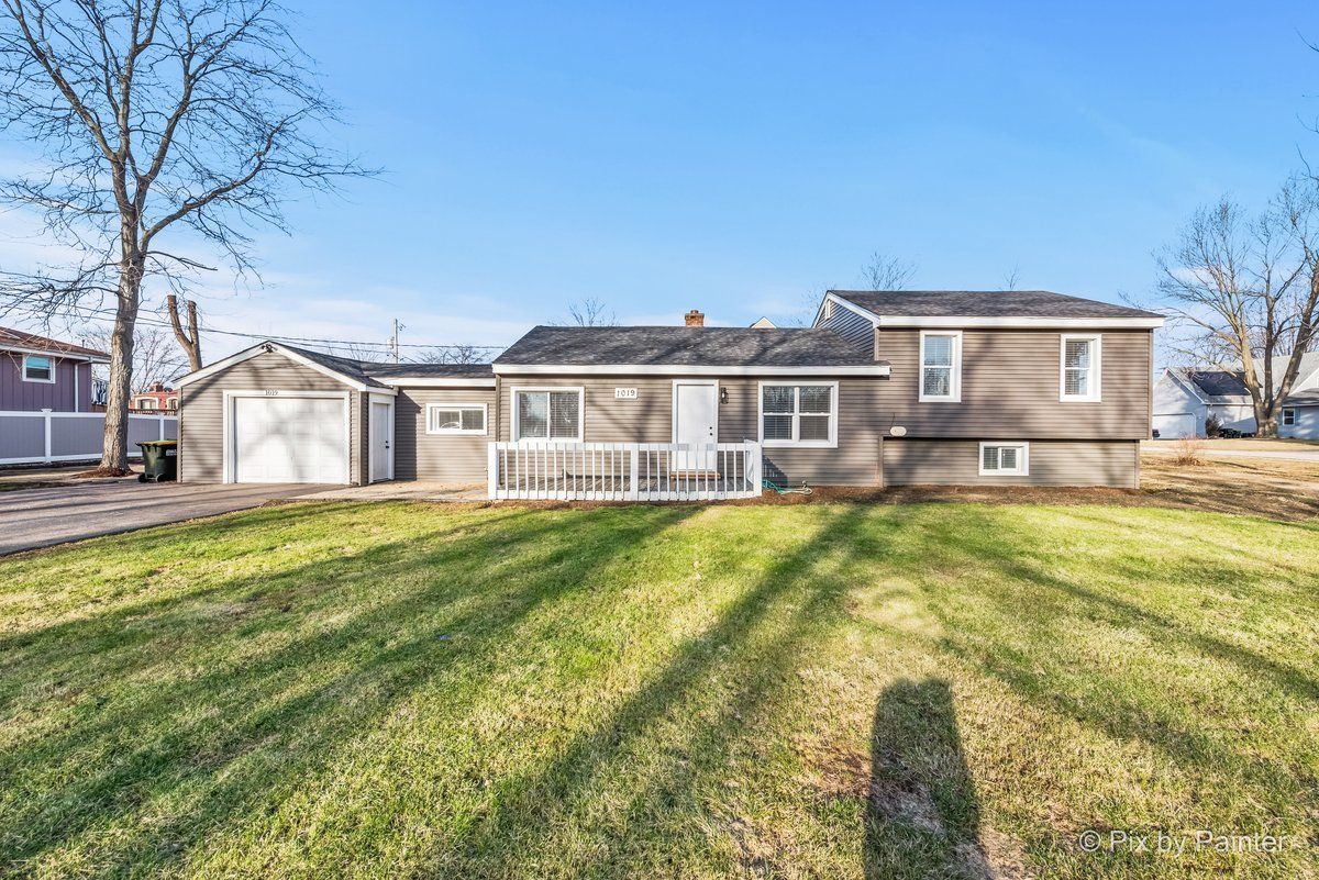 1019 Maple Street, Lake In The Hills, IL 60156